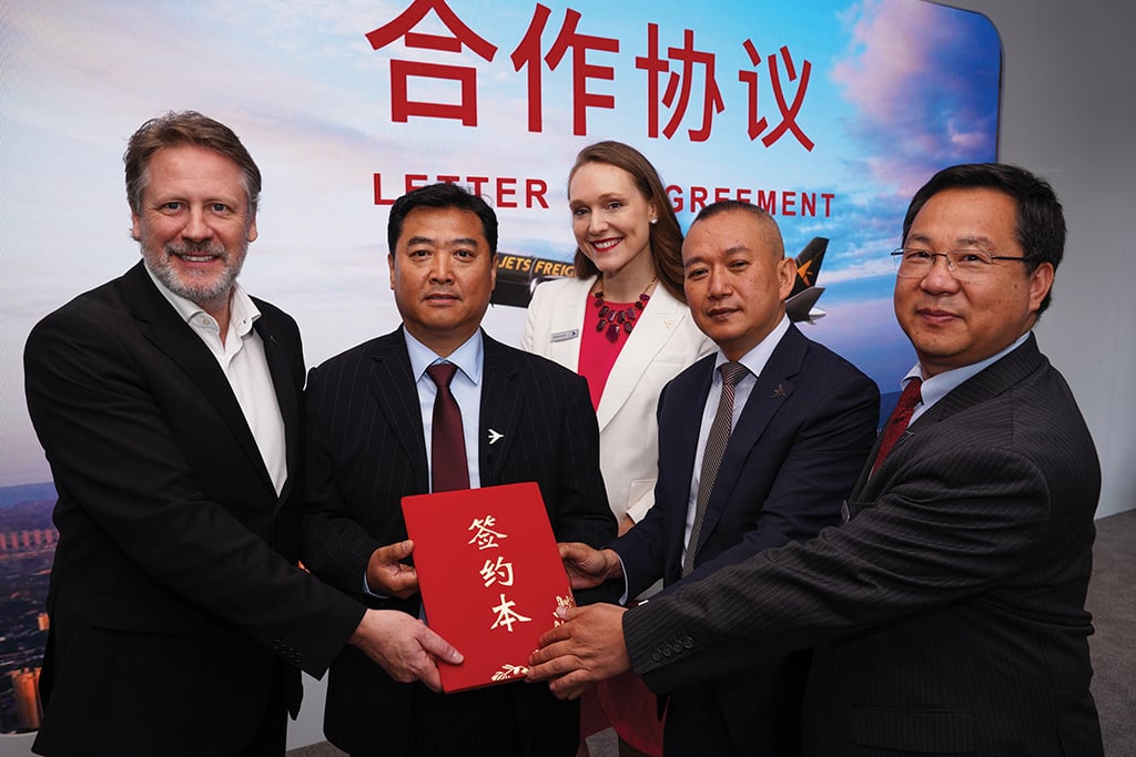 Embraer and Lanzhou Aviation Industry executives