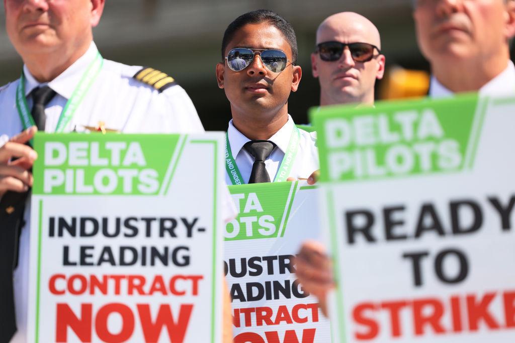 Delta pilots picketing 2022