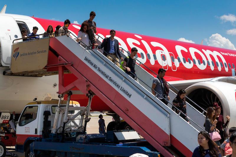airasia passengers deplaning in china