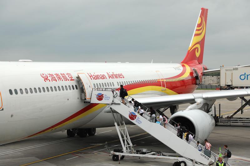 passengers boarding Hainan airlines 787