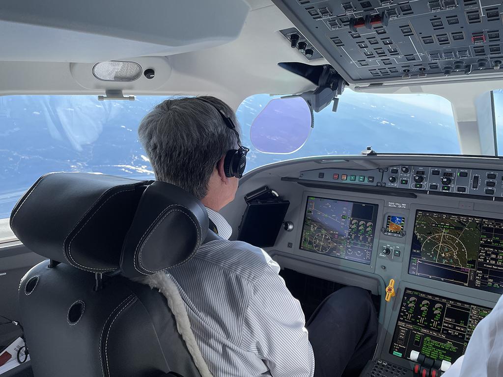 falcon 8x pilot/cockpit